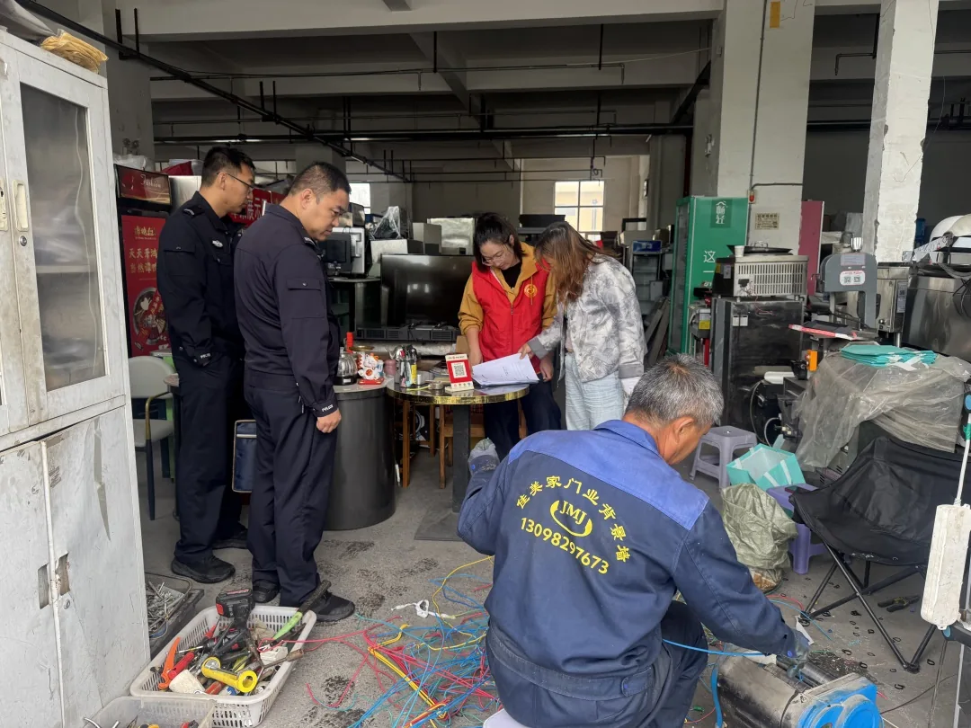 工作人员查看辖区二手家具门店的安全设施