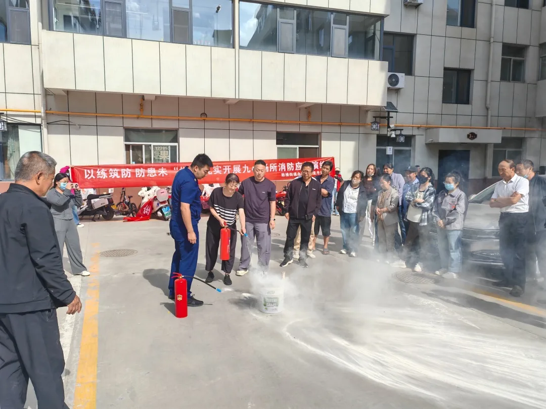 近日,榆阳区鼓楼街道二里半社区联合街道消防部门开展“九小场所”消防安全应急演练。