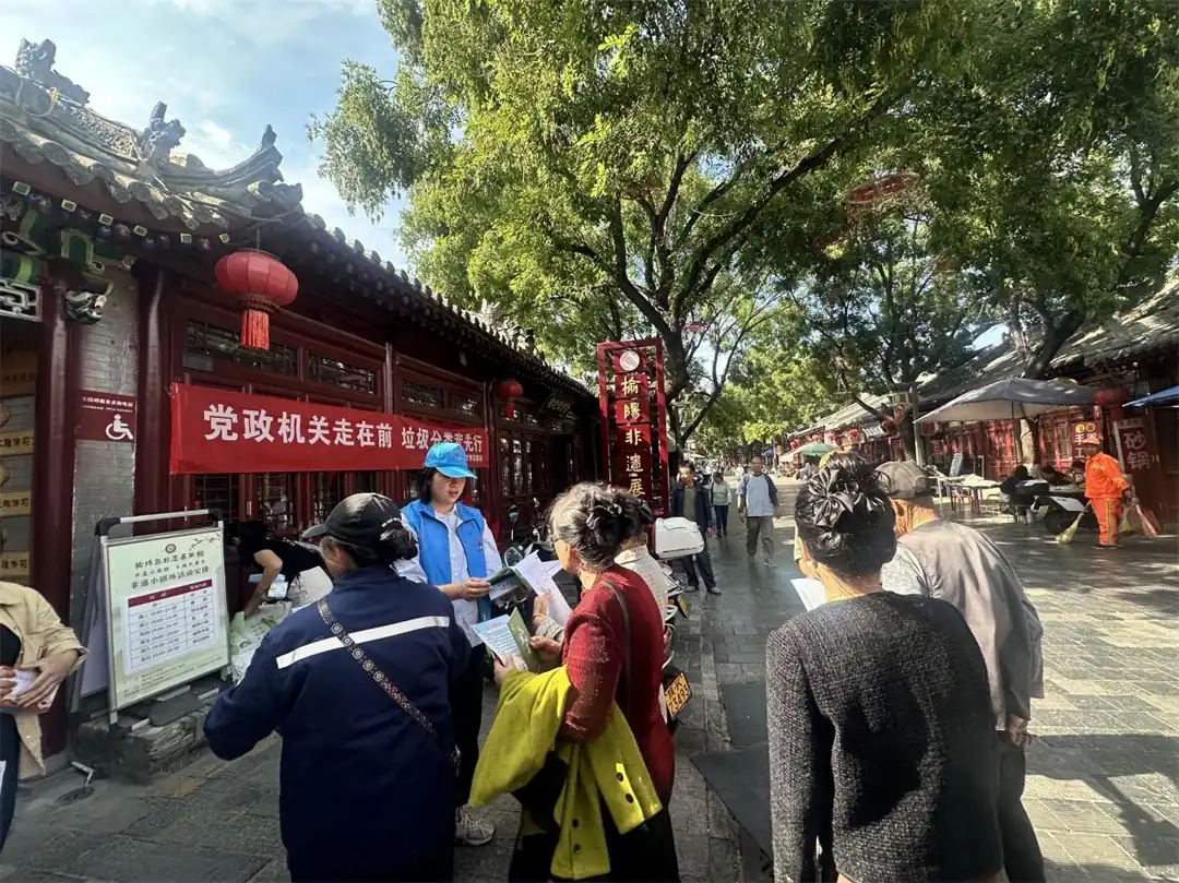 榆阳区凯歌楼社区开展“党政机关走在前 垃圾分类我先行”宣传活动