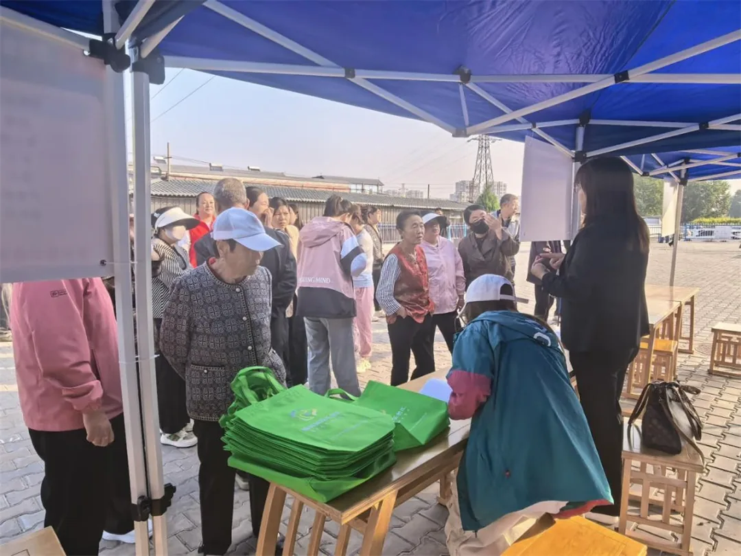 近日,榆阳区崇文路街道葡萄园社区联合崇文路零工市场搭建就业服务平台。