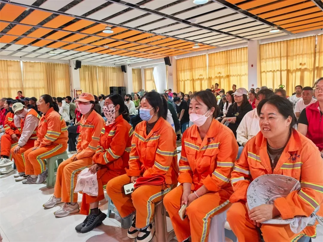 9月17日,榆阳区崇文路街道葡萄园社区举办“迎中秋 庆国庆”慰问活动。