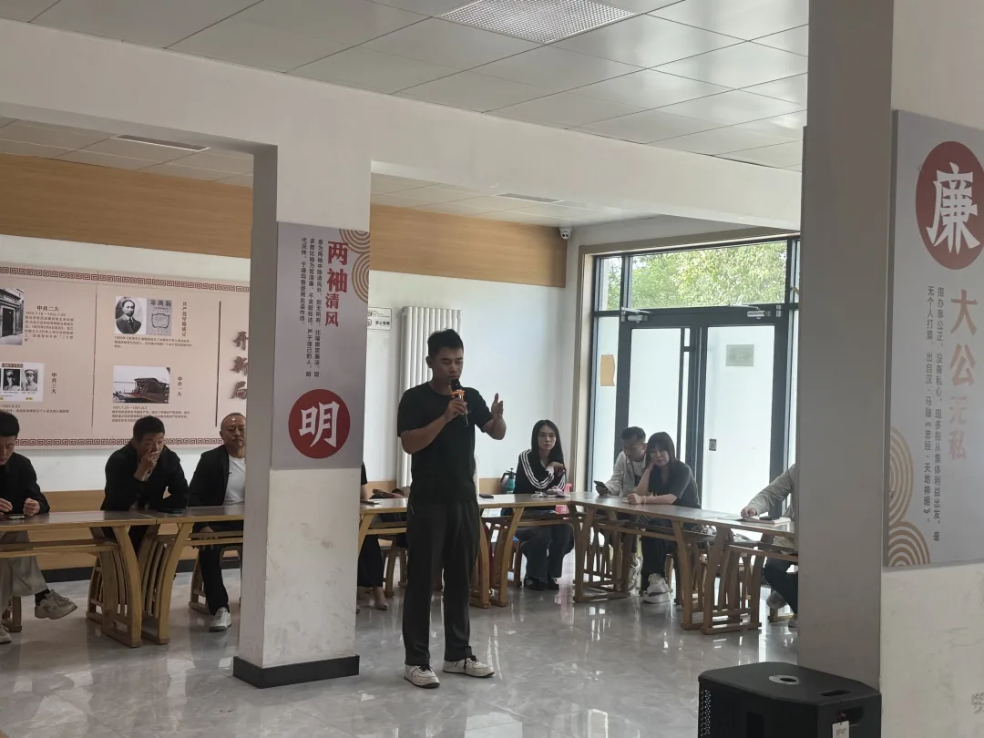国庆前夕,榆阳区退役军人事务局联合学院社区举办“聆听老兵军旅故事 礼赞祖国盛世华诞”分享会。