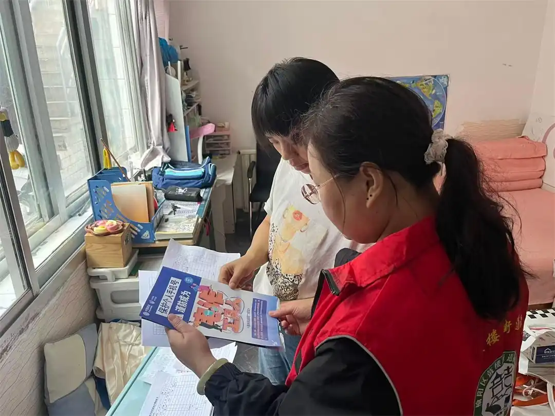 近日,榆阳区鼓楼街道二里半社区围绕“网络安全为人民,网络安全靠人民”主题,开展网络安全宣传周活动。