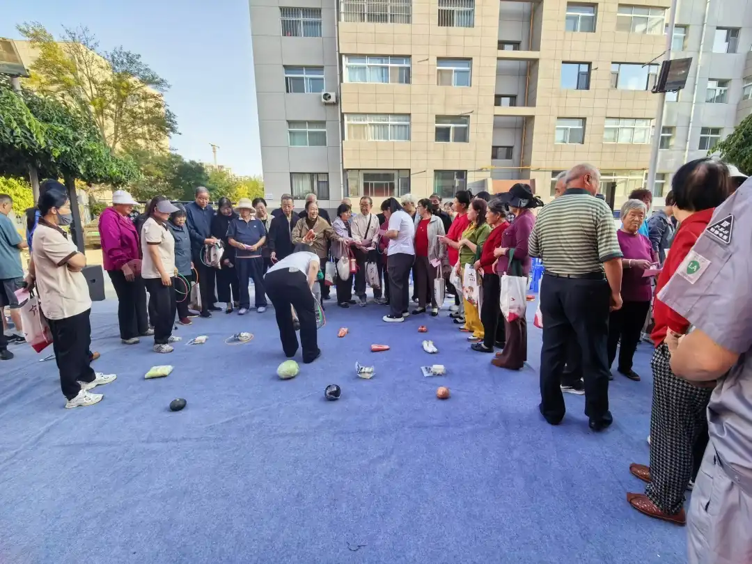 9月17日,榆阳区崇文路街道学院社区联合城投物业、陕交控榆靖分公司开展“明月传廉迎佳节·五长聚力促共建”活动。