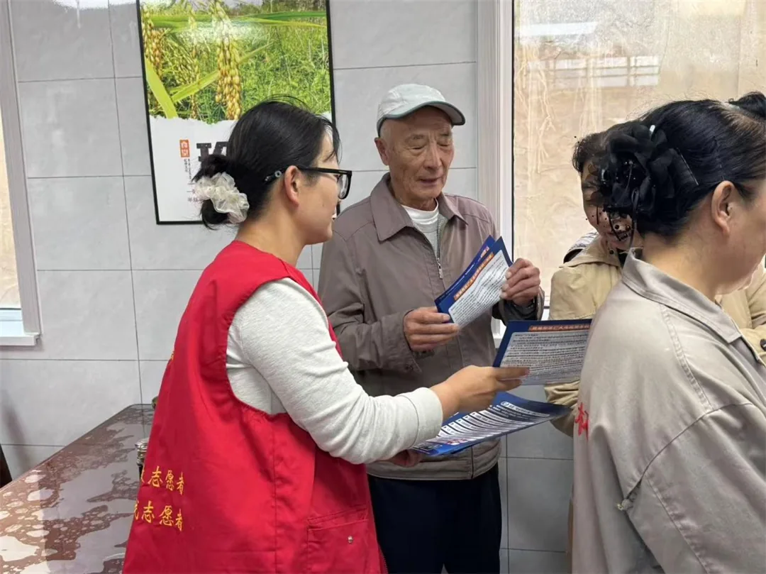 9月17日,榆阳区鼓楼街道红文昌楼社区开展老年人防电诈专题宣讲。