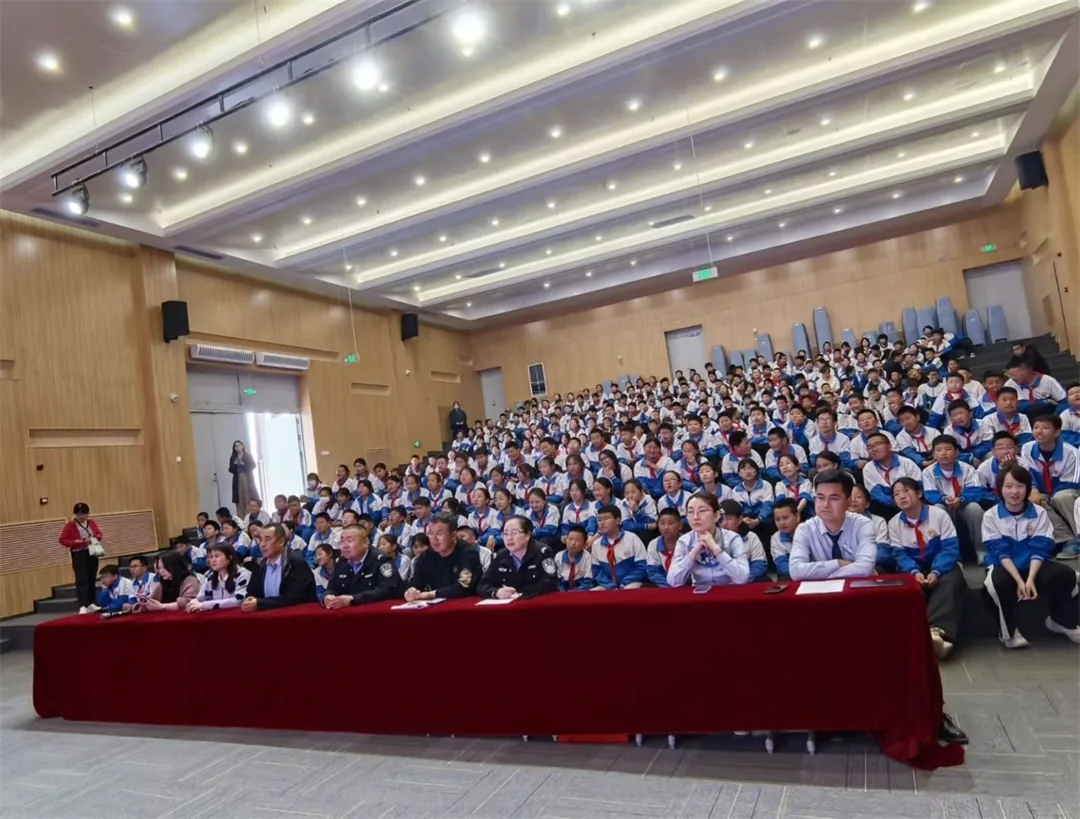 9月开学之际,榆阳区崇文路街道崇文路社区联合崇文路派出所走进第二十六小学,开展“守护青春不‘迷’路”法治宣传。
