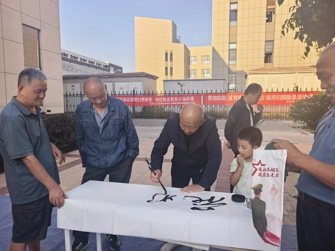 9月17日下午，榆阳区崇文路街道学院社区联合榆林城投物业、陕交控集团举办“明月传廉迎佳节·五长聚力促共建”中秋活动。