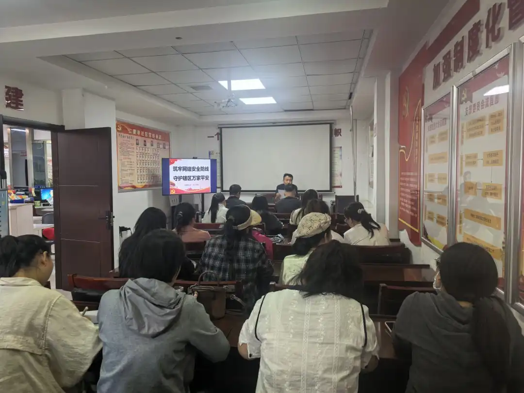 近日,榆阳区鼓楼街道二里半社区围绕“网络安全为人民,网络安全靠人民”主题,开展网络安全宣传周活动。