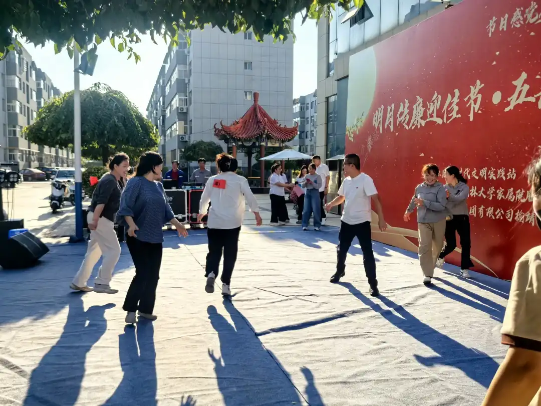 9月17日,榆阳区崇文路街道学院社区联合城投物业、陕交控榆靖分公司开展“明月传廉迎佳节·五长聚力促共建”活动。