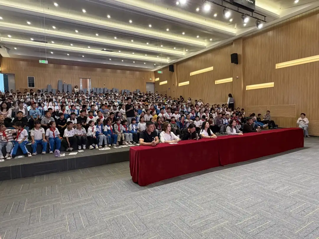 9月18日上午,榆阳区崇文路街道崇文路社区邀请市心理协会讲师李艳红走进第二十六小学,开展“认识自我 超越自我”心理健康讲座。