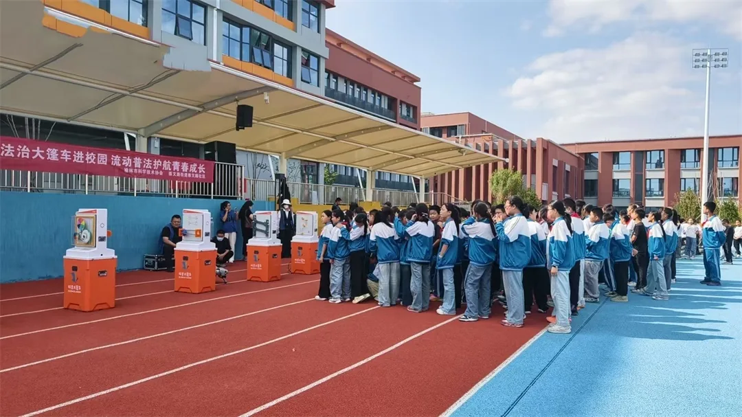 9月18日,榆阳区崇文路街道崇文路社区联合市科协走进第二十六小学,开展“科普大篷车进校园”活动。