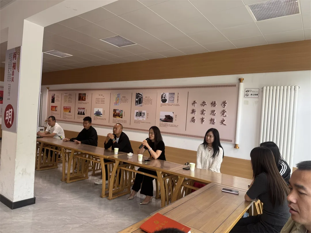 国庆前夕,榆阳区退役军人事务局联合学院社区举办“聆听老兵军旅故事 礼赞祖国盛世华诞”分享会。