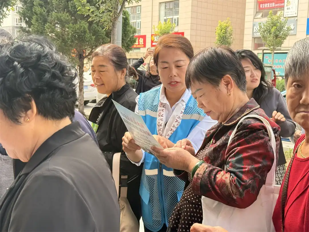 9月17日，榆阳区明珠路街道三辰社区开展“践行垃圾分类 守护驼城碧水蓝天”主题宣传活动。