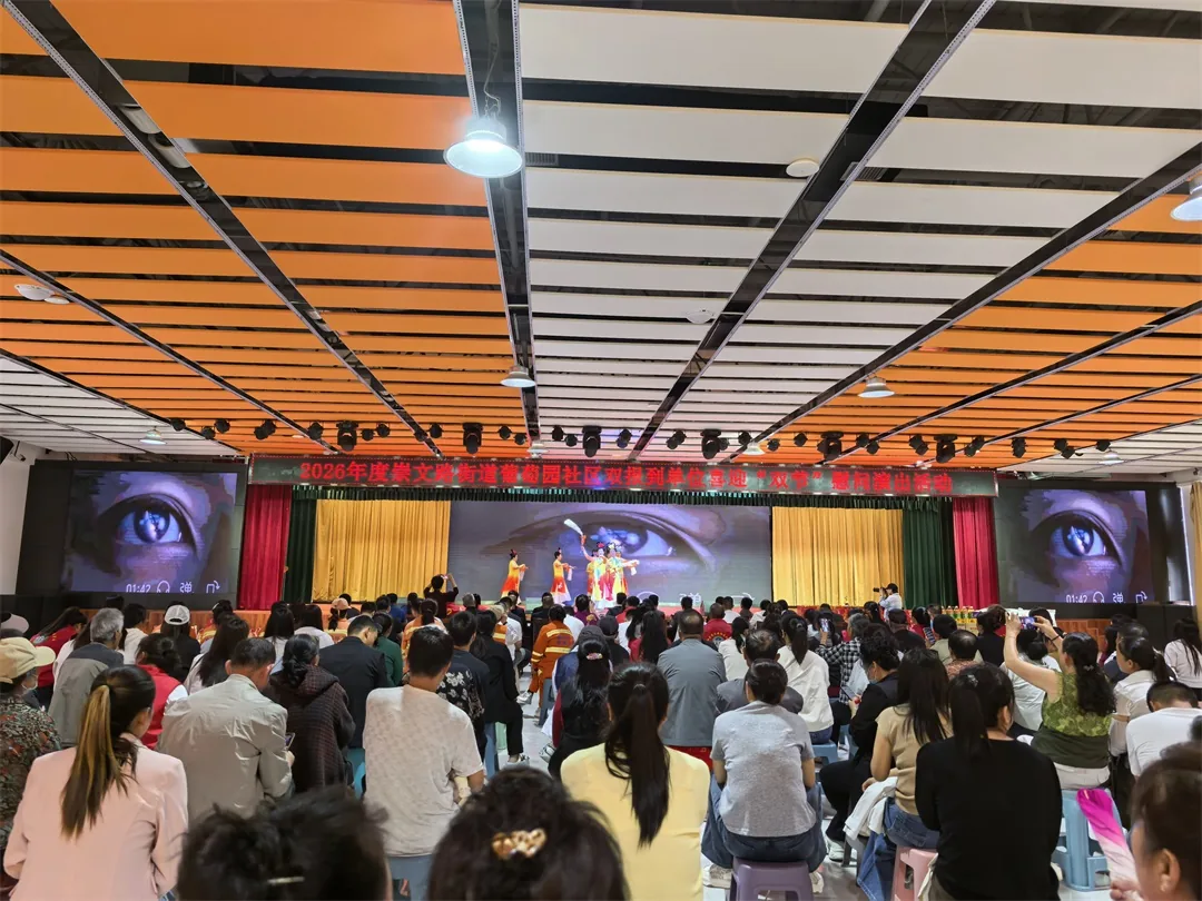 9月18日,榆阳区崇文路街道葡萄园社区联合双报到单位开展“双节”慰问。