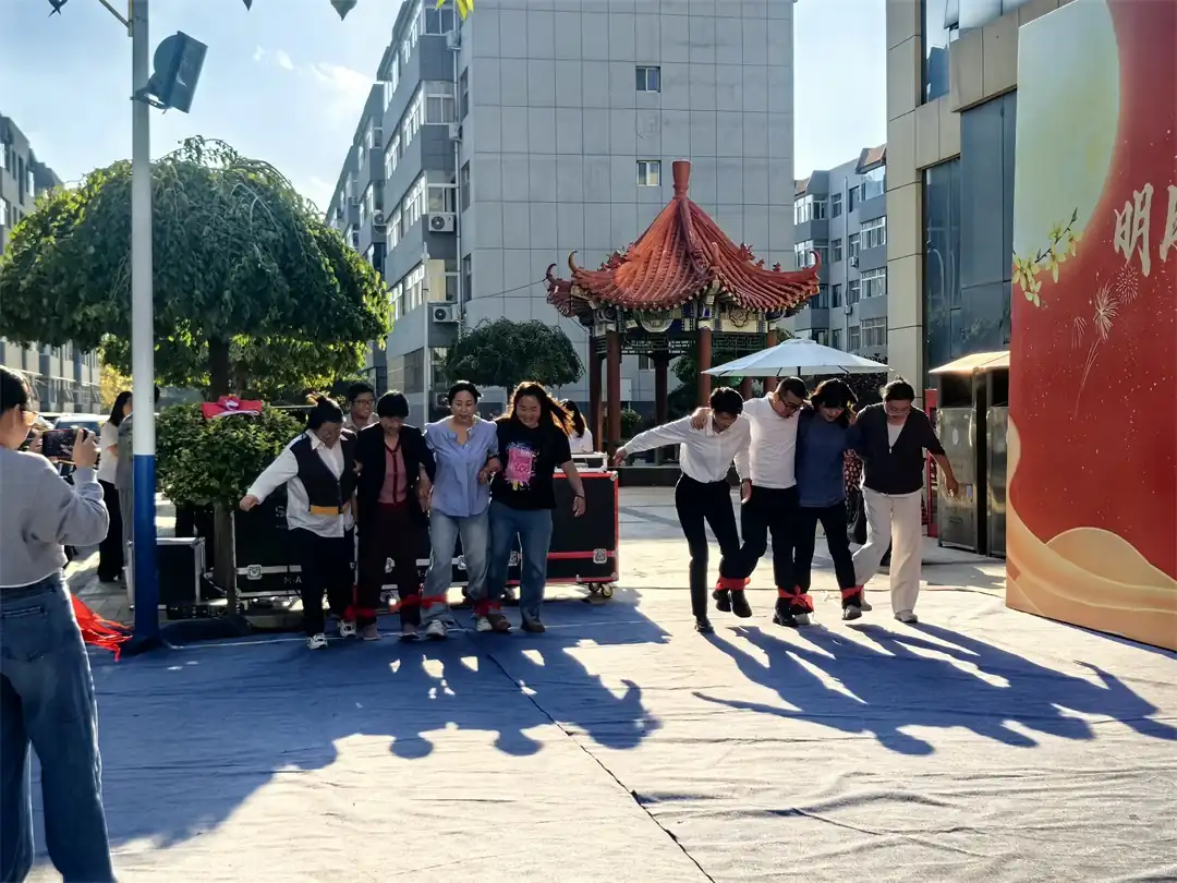 9月17日,榆阳区崇文路街道学院社区联合城投物业、陕交控榆靖分公司开展“明月传廉迎佳节·五长聚力促共建”活动。