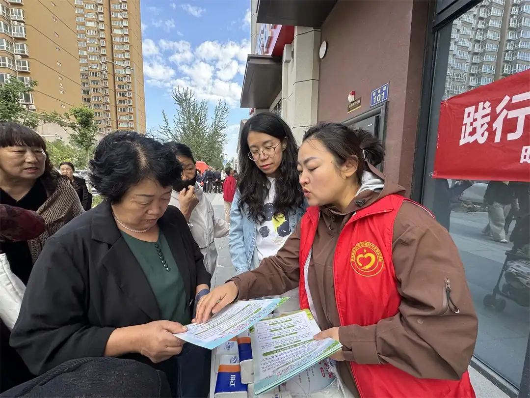 9月17日，榆阳区明珠路街道三辰社区开展“践行垃圾分类 守护驼城碧水蓝天”主题宣传活动。