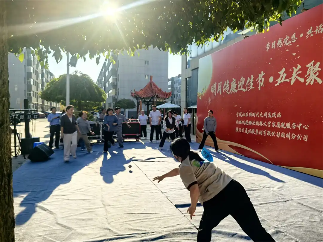 9月17日,榆阳区崇文路街道学院社区联合城投物业、陕交控榆靖分公司开展“明月传廉迎佳节·五长聚力促共建”活动。