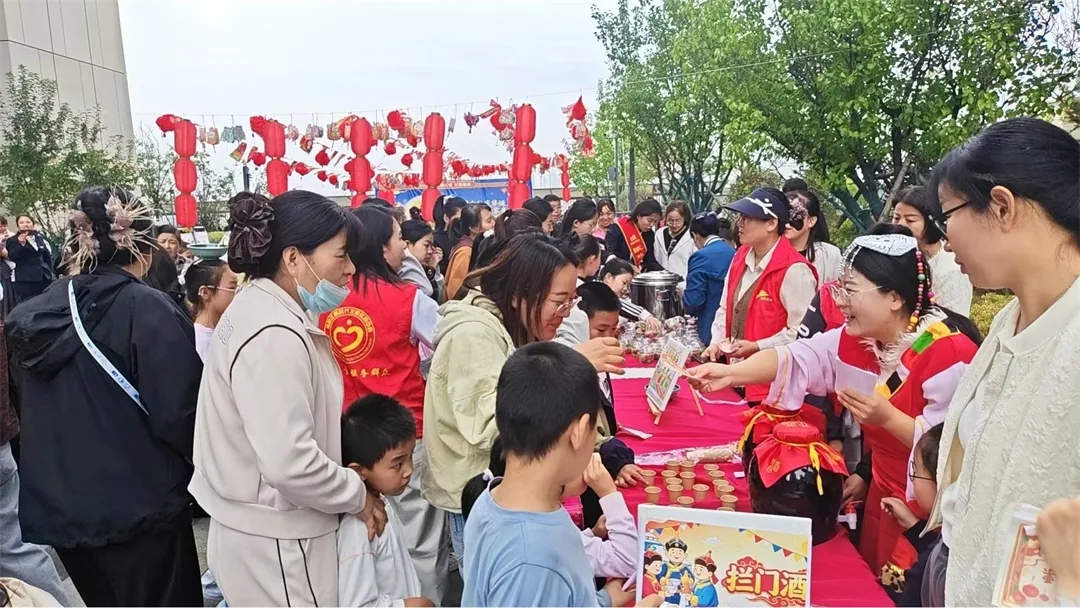 近日,榆阳区鼓楼街道二里半社区携手德通夏州府开展“月圆中秋庆华诞 民族团结一家亲”活动。