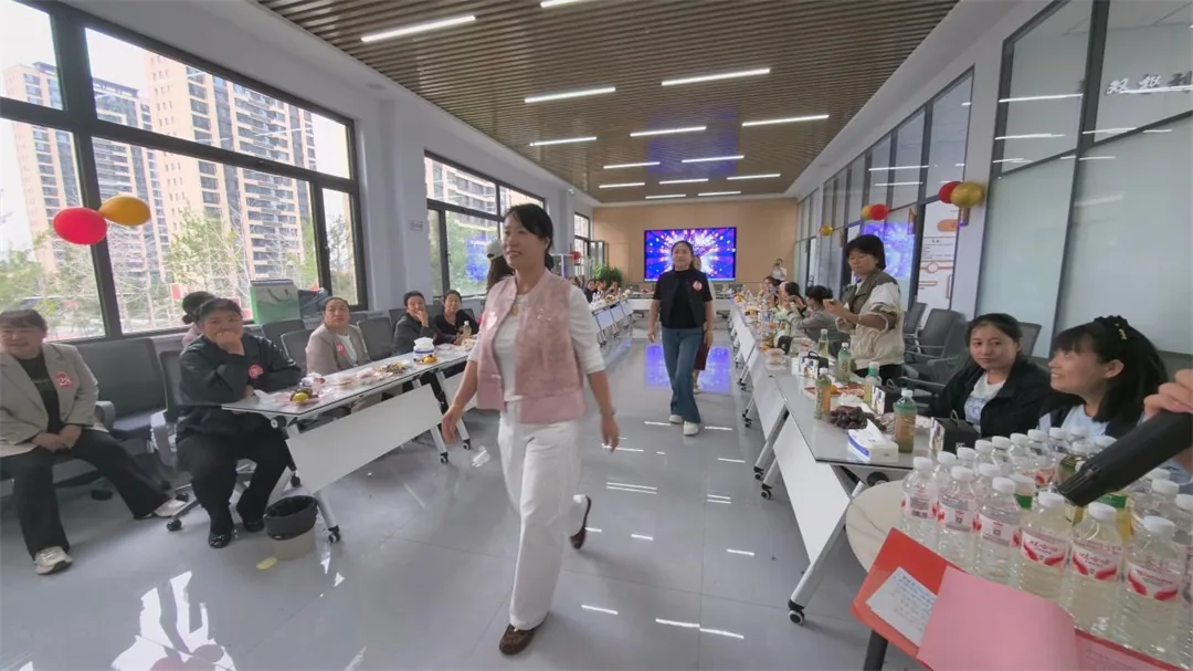 9月20日下午,榆阳区崇文路街道春苑社区党支部联合区统计局举办“皓月清风润邻里·五长携手暖民心”中秋活动。