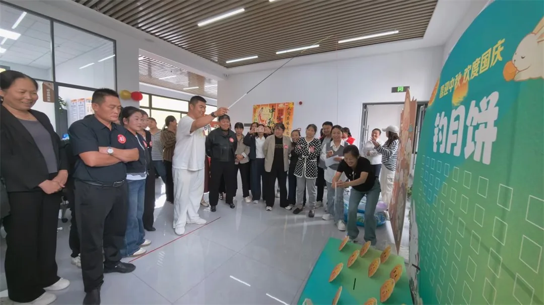 9月20日下午,榆阳区崇文路街道春苑社区党支部联合区统计局举办“皓月清风润邻里·五长携手暖民心”中秋活动。