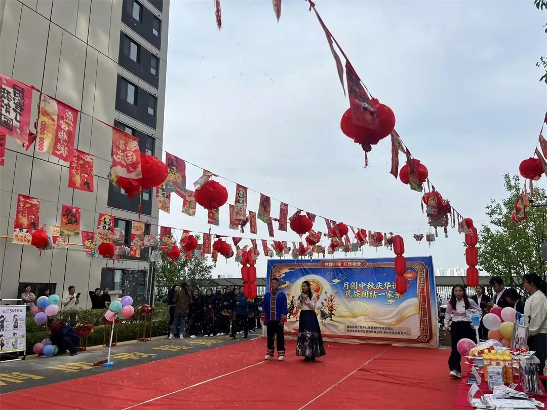 近日,榆阳区鼓楼街道二里半社区携手德通夏州府开展“月圆中秋庆华诞 民族团结一家亲”活动。