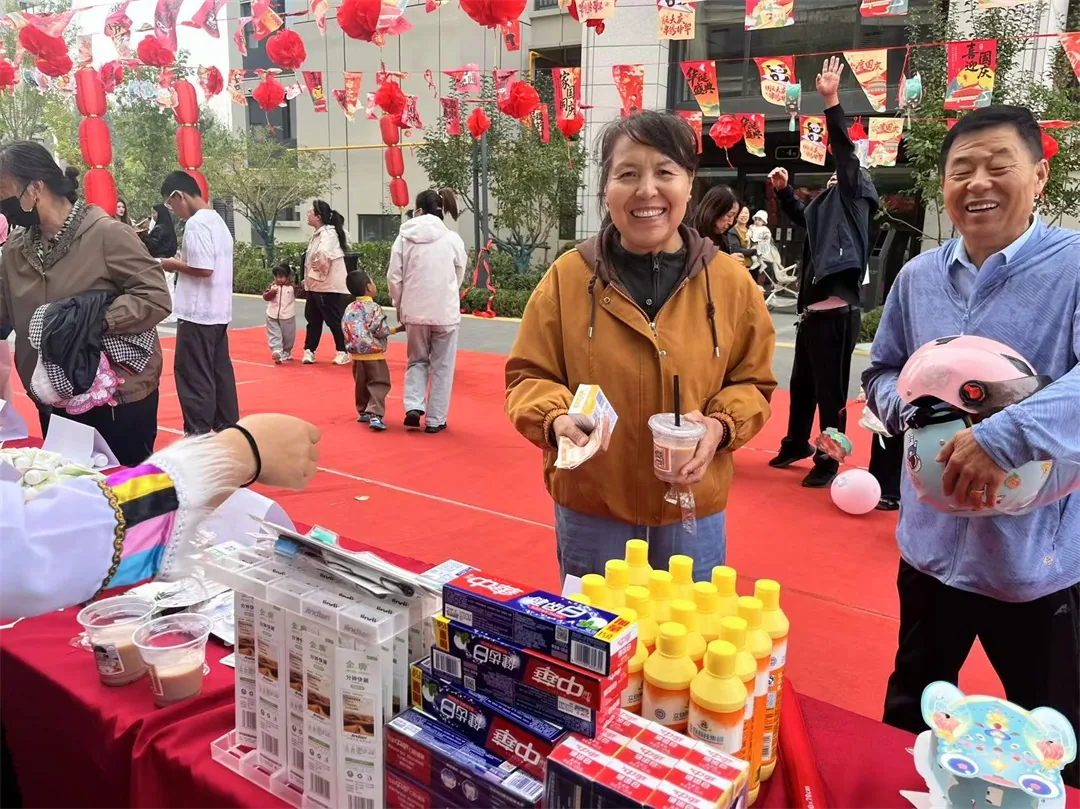 近日,榆阳区鼓楼街道二里半社区携手德通夏州府开展“月圆中秋庆华诞 民族团结一家亲”活动。