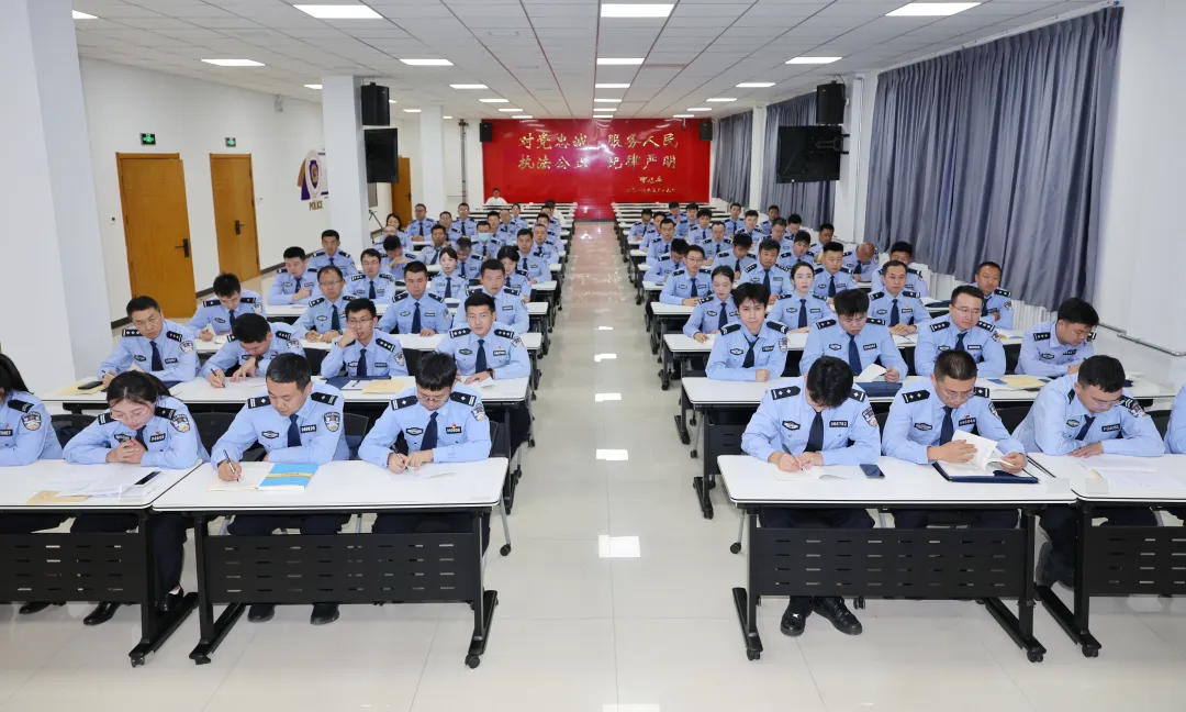 9月13日至18日,市公安局在警校举办警务数据分析实战应用高级培训班,70名持中级认证的业务骨干参训,重点攻克高阶数据治理与复杂建模。