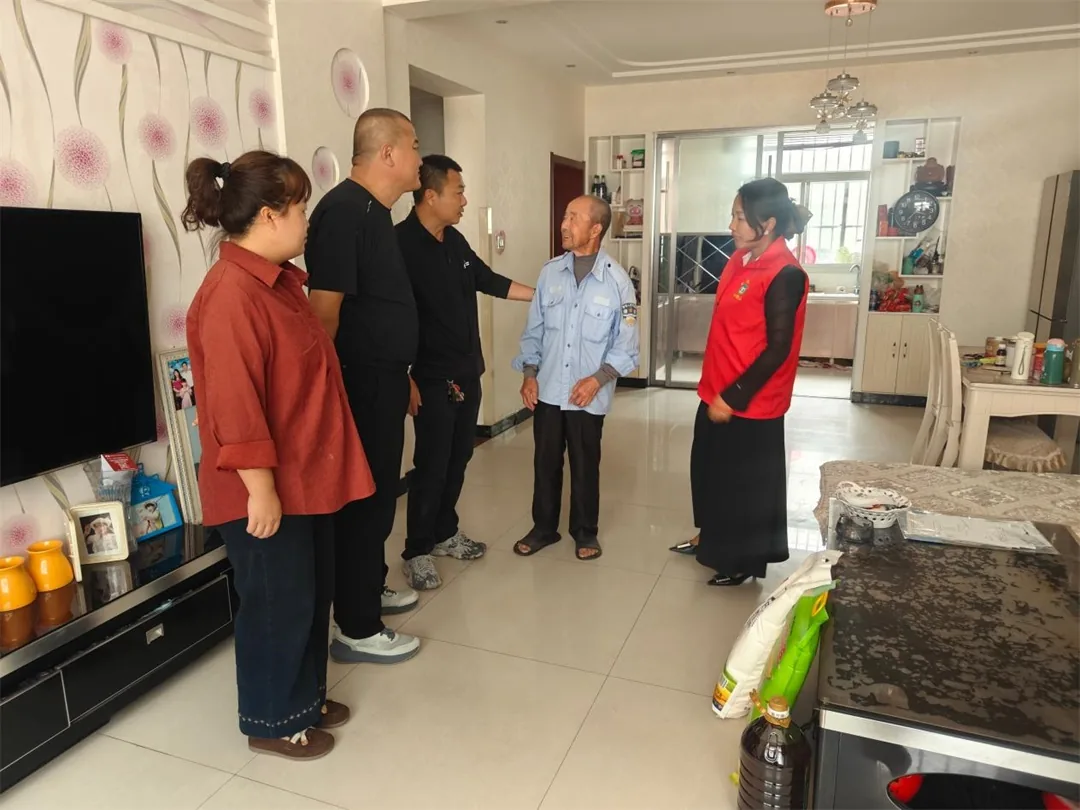 9月20日下午,榆阳区崇文路街道春苑社区党支部联合区统计局举办“皓月清风润邻里·五长携手暖民心”中秋活动。