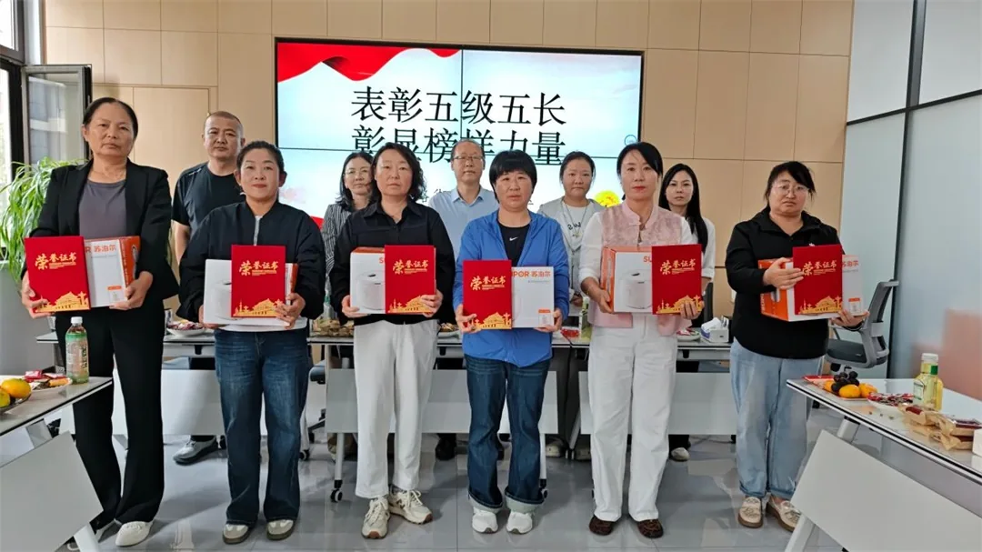 9月20日下午,榆阳区崇文路街道春苑社区党支部联合区统计局举办“皓月清风润邻里·五长携手暖民心”中秋活动。