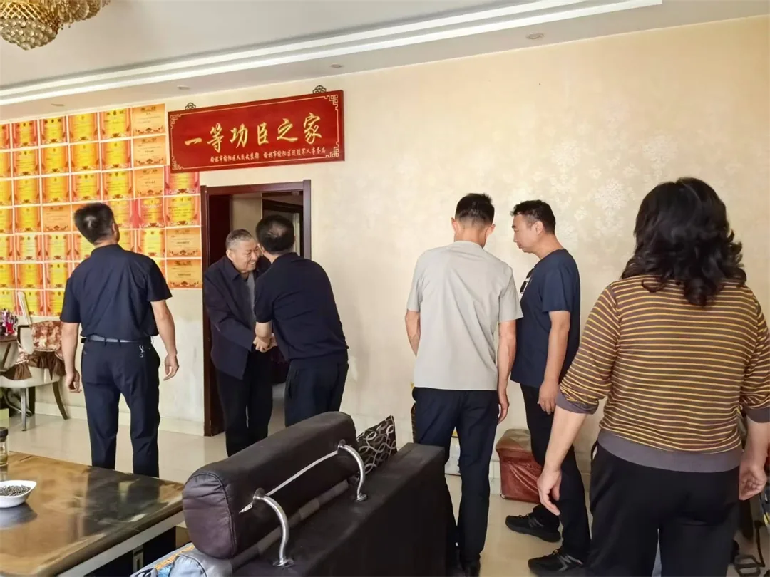 近日,榆阳区鼓楼街道二里半社区联合双报到单位开展中秋慰问