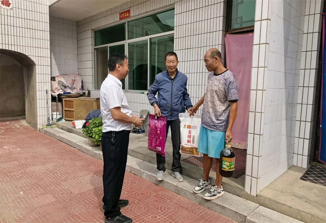 近日,榆阳区鼓楼街道二里半社区联合双报到单位开展中秋慰问