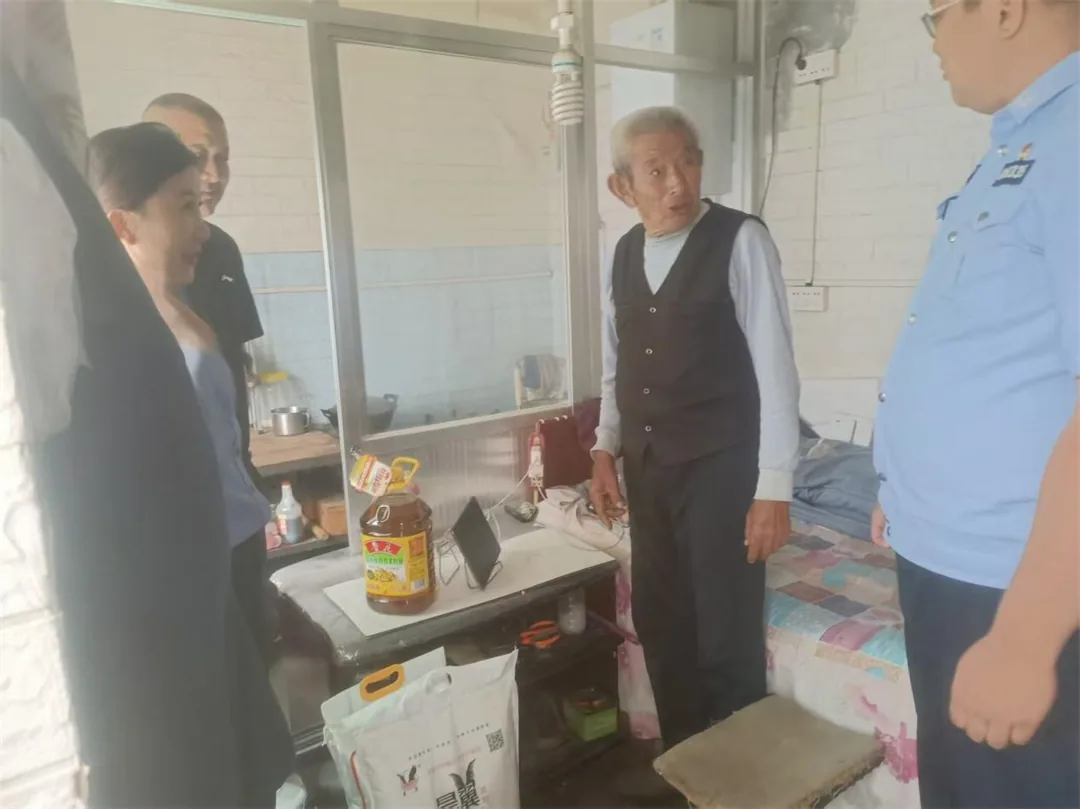 9月20日下午,榆阳区崇文路街道春苑社区党支部联合区统计局举办“皓月清风润邻里·五长携手暖民心”中秋活动。