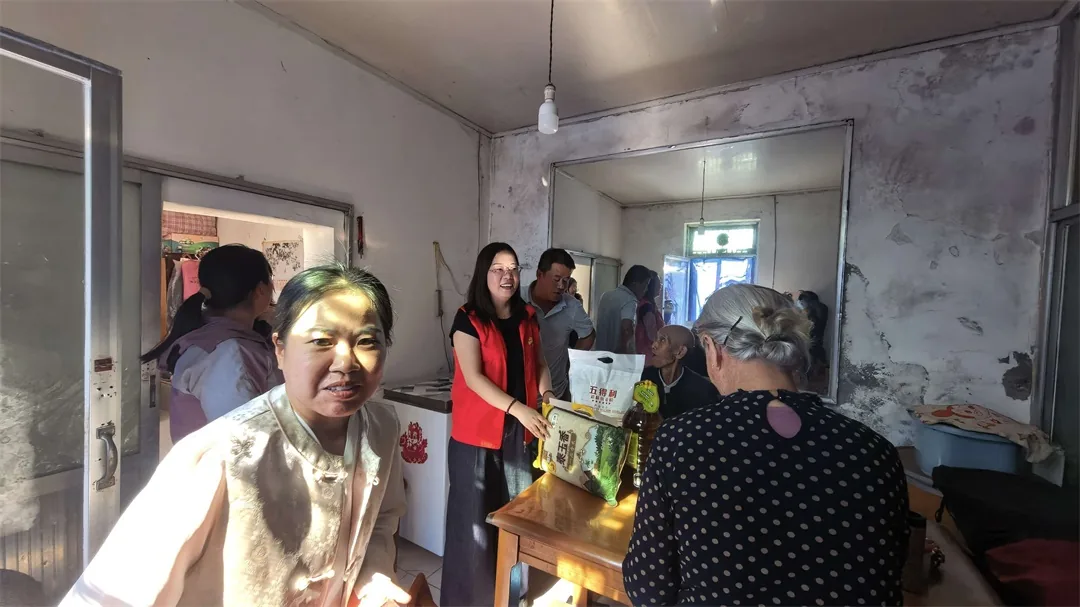 近日,榆阳区鼓楼街道二里半社区联合双报到单位开展中秋慰问