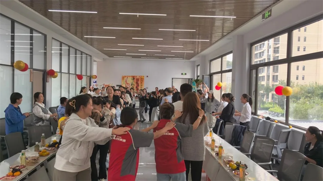 9月20日下午,榆阳区崇文路街道春苑社区党支部联合区统计局举办“皓月清风润邻里·五长携手暖民心”中秋活动。