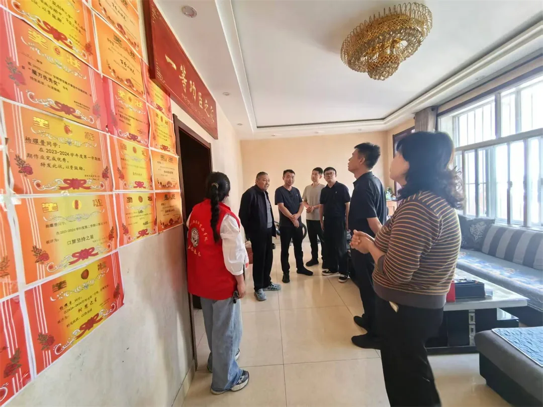 近日,榆阳区鼓楼街道二里半社区联合双报到单位开展中秋慰问