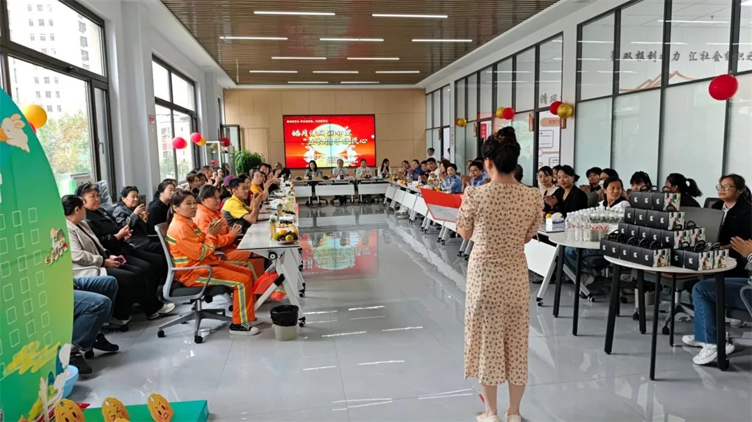 9月20日下午,榆阳区崇文路街道春苑社区党支部联合区统计局举办“皓月清风润邻里·五长携手暖民心”中秋活动。
