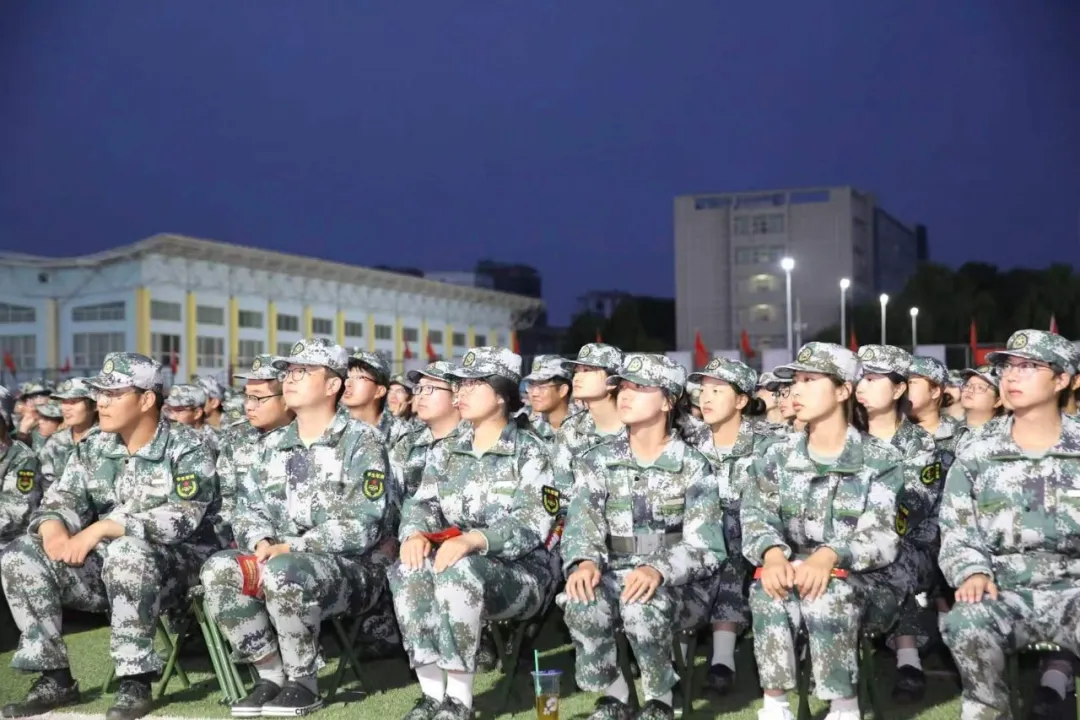 9月20日晚,榆林大学组织2026级全体本科及研究生新生在榆阳校区田径场集中观看革命历史影片《李子洲》。