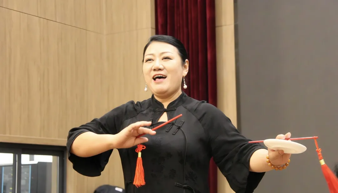 9月20日,榆林小曲研究会在榆阳区流水沟村村委会举办技艺交流活动