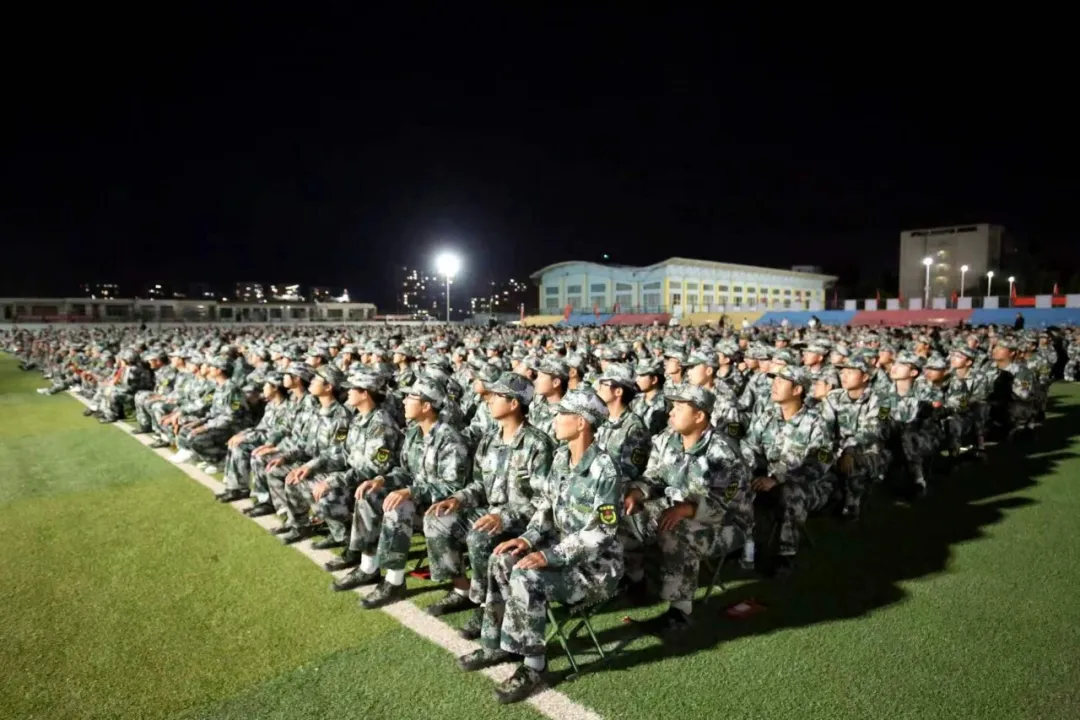 9月20日晚,榆林大学组织2026级全体本科及研究生新生在榆阳校区田径场集中观看革命历史影片《李子洲》。