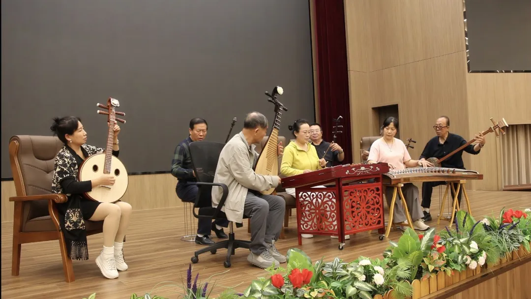 9月20日,榆林小曲研究会在榆阳区流水沟村村委会举办技艺交流活动