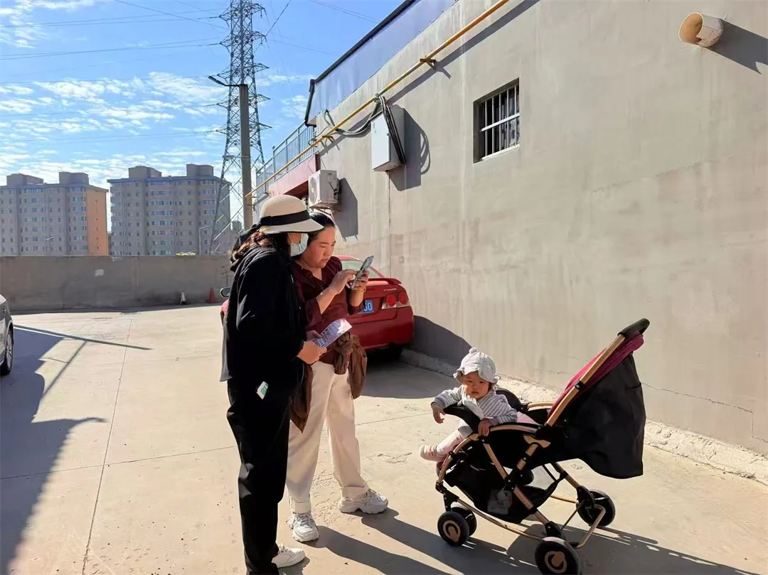 近日,榆阳区崇文路街道葡萄园社区在常态化闲置空房摸排中,了解到一对祖孙租房奔波不便,工作人员立即对照房源台账匹配信息,全程陪同实地看房,一对一解决租房难题。
