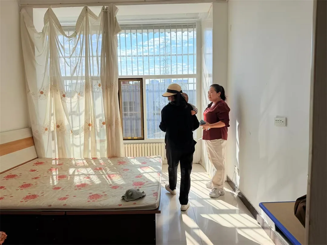 近日,榆阳区崇文路街道葡萄园社区在常态化闲置空房摸排中,了解到一对祖孙租房奔波不便,工作人员立即对照房源台账匹配信息,全程陪同实地看房,一对一解决租房难题。