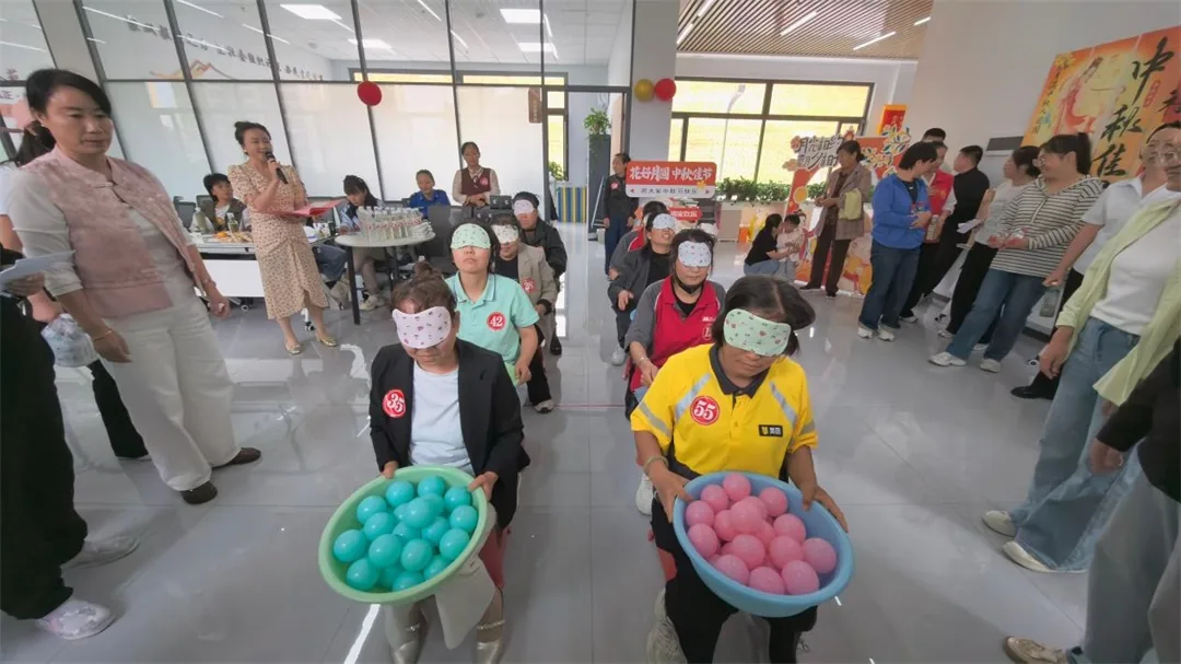 慰问之余,社区还组织开展趣味游戏联谊活动