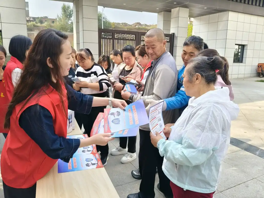 9月20日,榆阳区崇文路街道聚财社区人大联络站组织志愿者走进融汇苑小区开展反诈宣传
