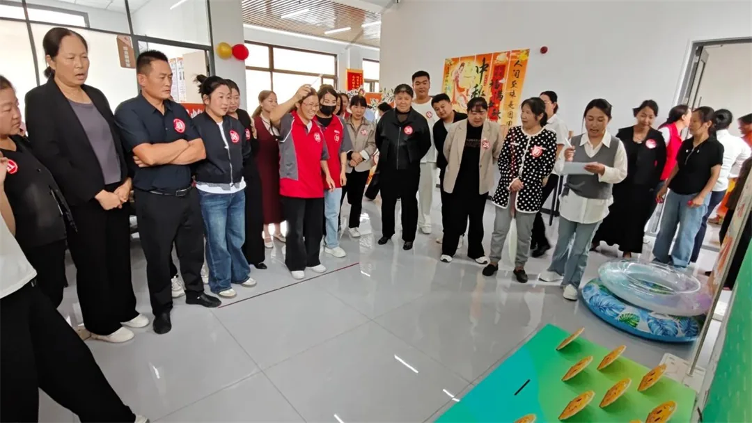慰问之余,社区还组织开展趣味游戏联谊活动