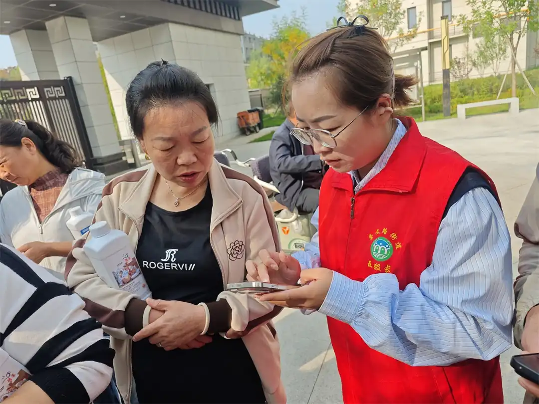9月20日,榆阳区崇文路街道聚财社区人大联络站组织志愿者走进融汇苑小区开展反诈宣传