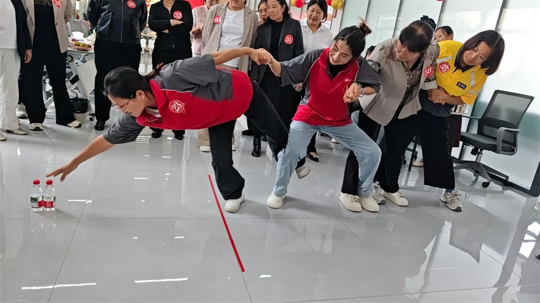 慰问之余,社区还组织开展趣味游戏联谊活动