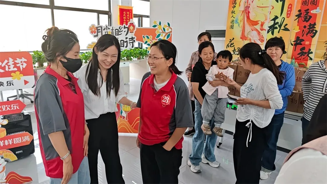 慰问之余,社区还组织开展趣味游戏联谊活动