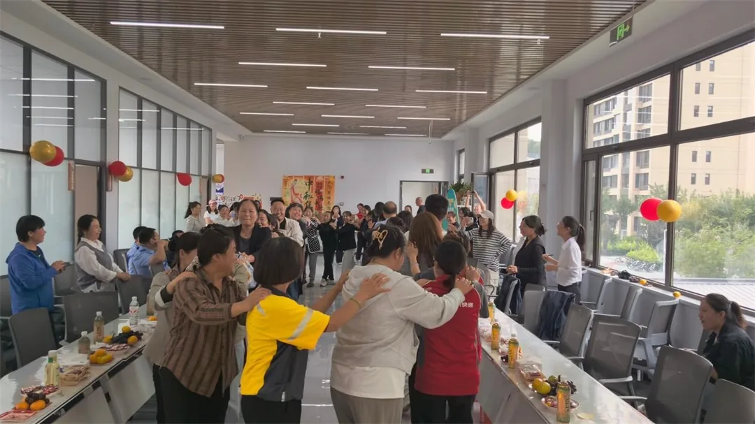 慰问之余,社区还组织开展趣味游戏联谊活动