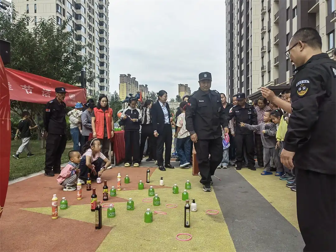 “趣味套圈圈”活动吸引了辖区不少大朋友和小朋友的参与